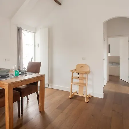 Apartment Modern With Balcony, Sleeps 2