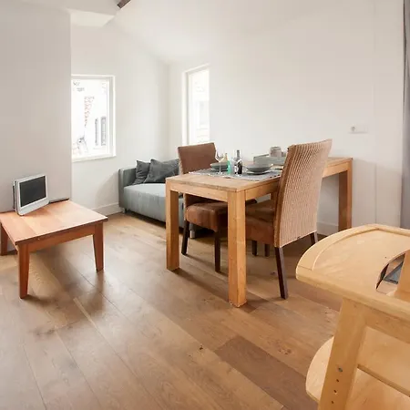 Modern With Balcony, Sleeps 2 Daire *