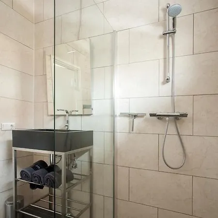 Modern With Balcony, Sleeps 2 Daire