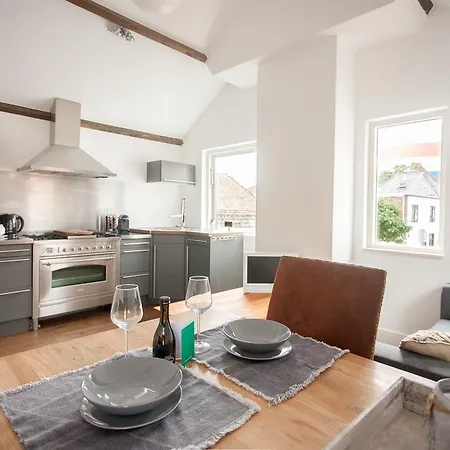 Modern With Balcony, Sleeps 2