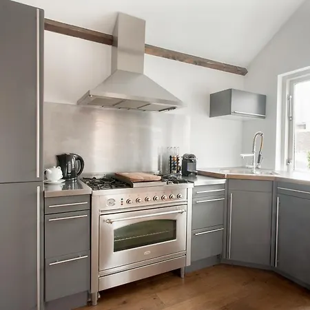 Modern With Balcony, Sleeps 2 Daire Zandvoort
